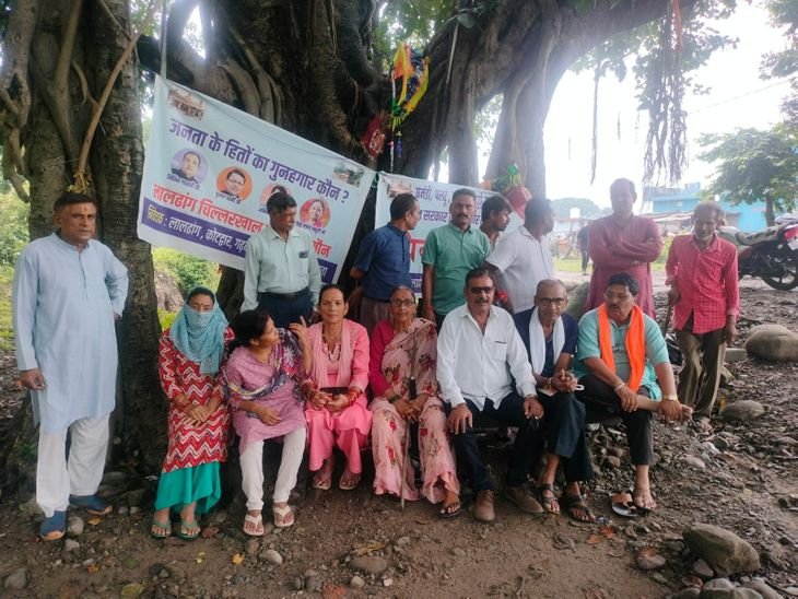 लालढांग-चिल्लरखाल एलिवेटेड मार्ग की मांग को लेकर 255वें दिन भी धरना जारी