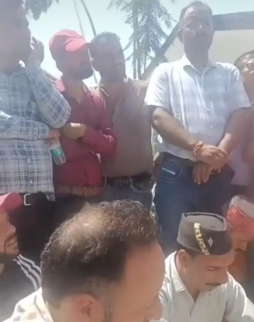 चकराता टेंडर विवाद: भाजपा नेत्री मधु चौहान ने मंत्री आवास के बाहर दिया धरना