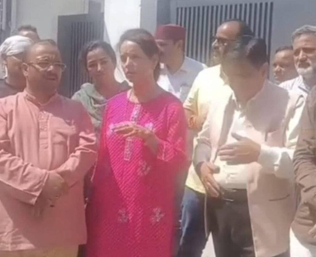 चकराता टेंडर विवाद: भाजपा नेत्री मधु चौहान ने मंत्री आवास के बाहर दिया धरना