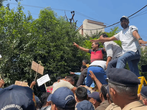 देहरादून में संविदा और आउटसोर्स कर्मचारियों का प्रदर्शन, समान कार्य के लिए समान वेतन की मांग
