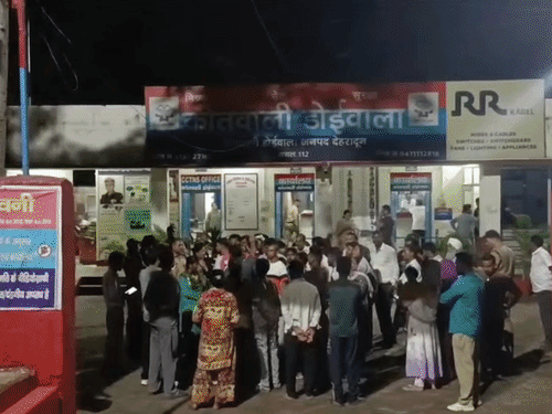 डोईवाला में निशा पांचाल आत्महत्या मामला: आरोपी की गिरफ्तारी न होने पर थाने के बाहर हंगामा