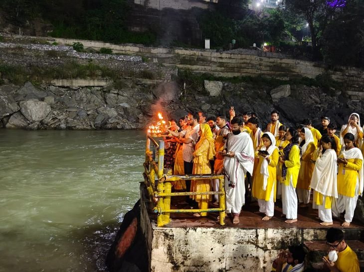 टिहरी में 'सेवा संकल्प अभियान' की शुरुआत, भागीरथी तट पर जले 10 हजार दीये