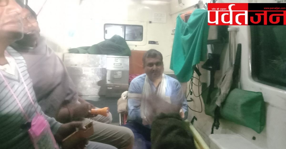 यमुनोत्री राजमार्ग पर हादसा: खाई में गिरे टेम्पो ट्रैवलर चालक को पुलिस और SDRF ने बचाया